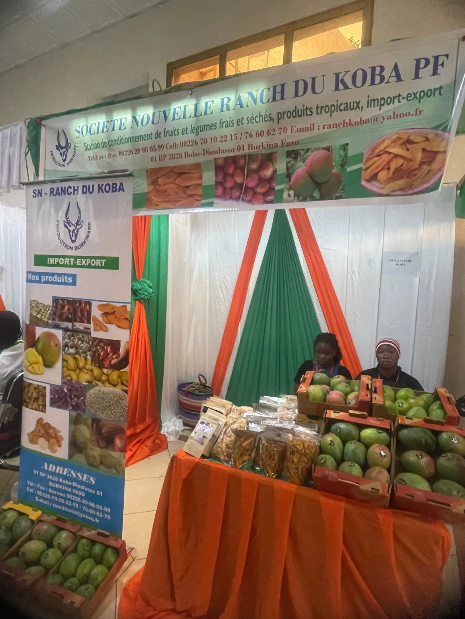Transformateur ouest-africain présentant ses fruits séchés sur un salon — image d’illustration, et non la photographie d’une installation réalisée
